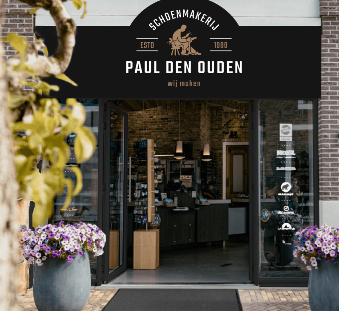 Voorkant van de ambachtelijke schoenmakerij voor wandelschoen reparatie