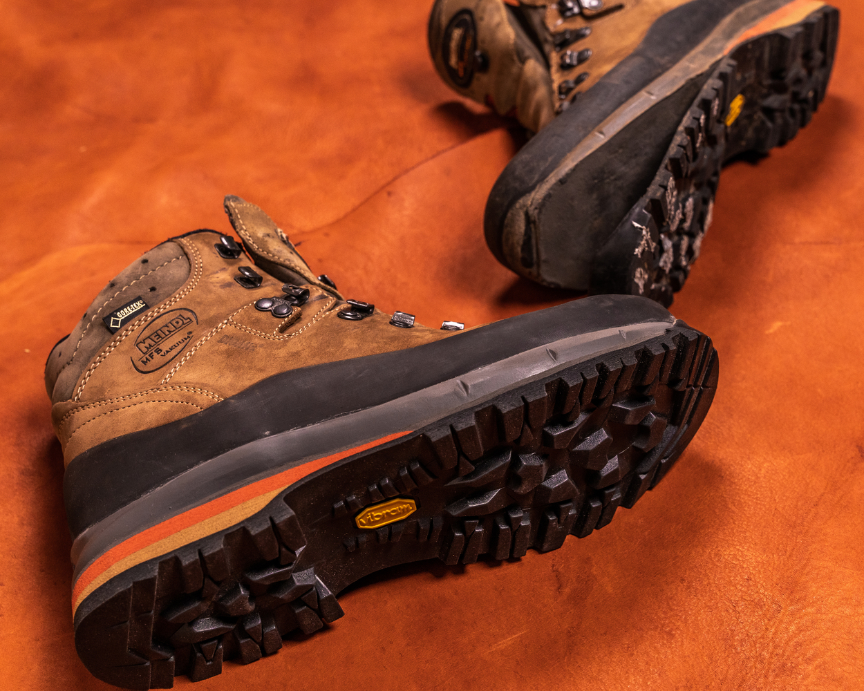 Twee Meindl schoenen met loskomende zolen