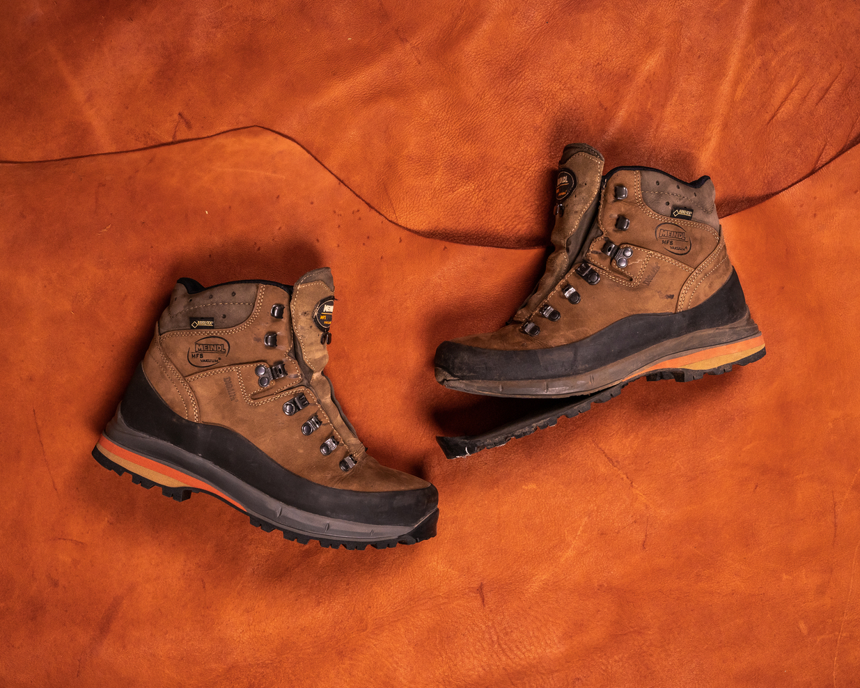 Twee Meindl schoenen die aan reparatie toe zijn